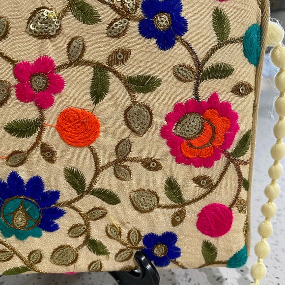 Small embroidered envelope crossbody purse. - Picture 4 of 7
